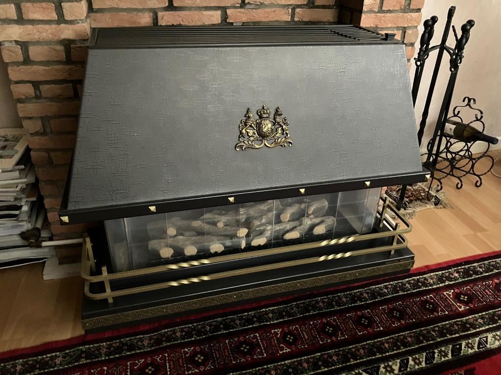 Gasconvector met imitatiehoutblokken sierhaard op gas haard, Huis en Inrichting, Haarden, Ophalen, Zo goed als nieuw, Gashaard