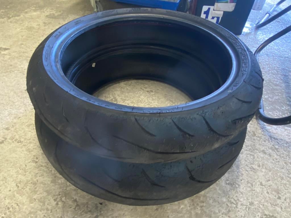 Pneus Mitas Sport Force Rs 180/60 ZR 17AR et 120/70 ZR 17AV, Autos : Pièces & Accessoires, Pneus & Jantes, Pneu(s), Enlèvement