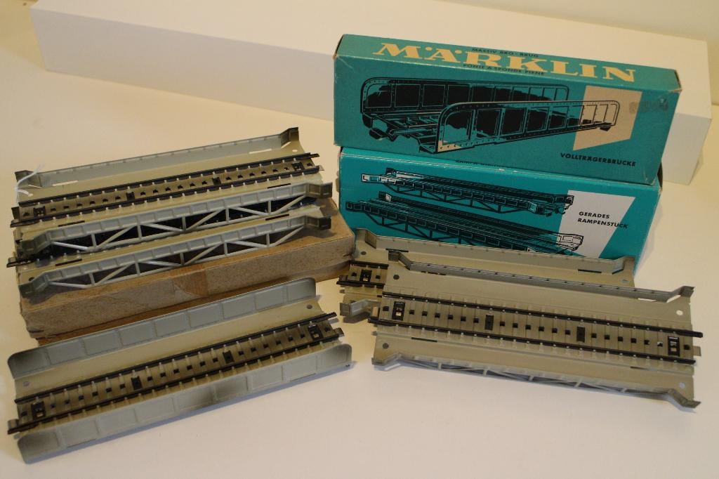 Märklin 7168  Rechte brug (6 st) + 7161 (1st), Wisselstroom, Brug, Tunnel of Gebouw, Ophalen of Verzenden, Zo goed als nieuw