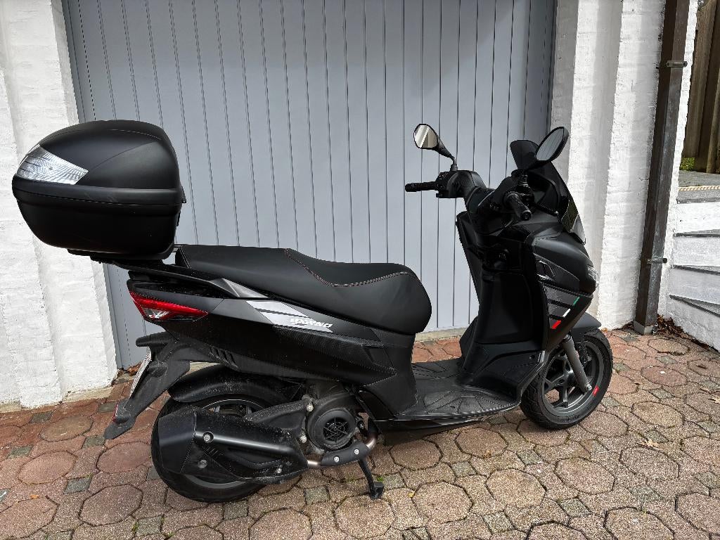 Aprilia SXR50 - Zwart - Dec 24 - 2.373 km - Met helmbox, Motoren, Scooter, Motorrijbewijs A, Particulier, 11 kW of minder