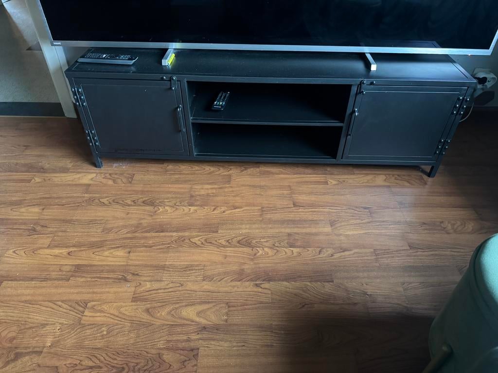 Tv Kast - zwart stalen, Huis en Inrichting, Kasten |Televisiemeubels, Ophalen, Zo goed als nieuw