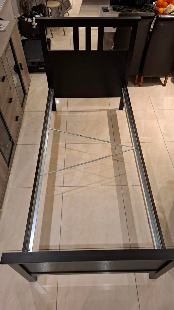 Ikea HEMNES lit, brun-noir, 1 place en très bonne état, Maison & Meubles, Enlèvement, Brun