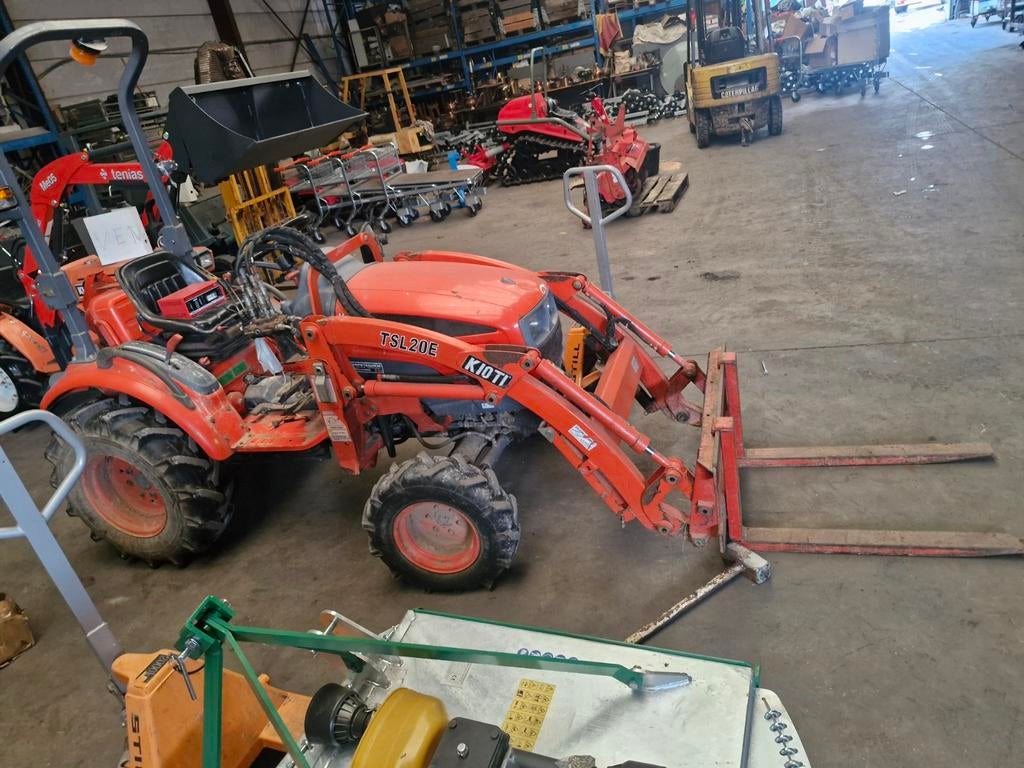 Tracteur kioti 4x4 avec chargeur frontal