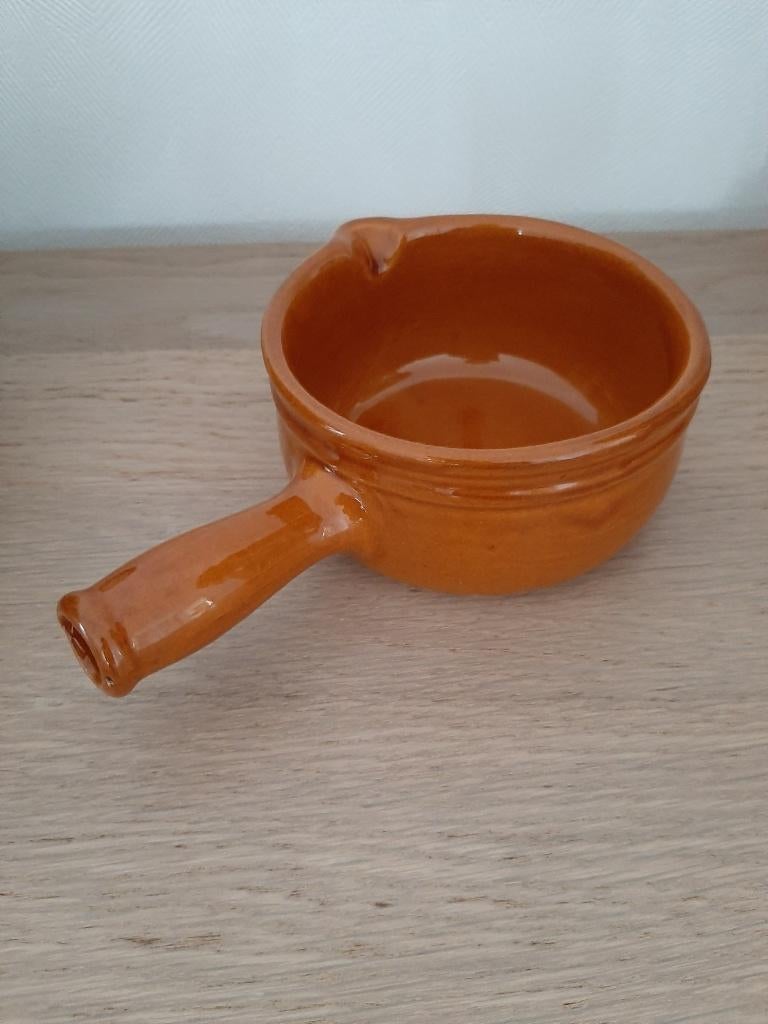 schaal in aardewerk met handvat,diameter 11,5 cm,vintage, Ophalen