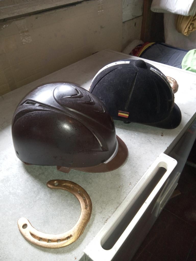 TOK PAARD RIJHELM , zadels, rijvest,veiligheidsvest,zweepjes, Enlèvement ou Envoi, Comme neuf