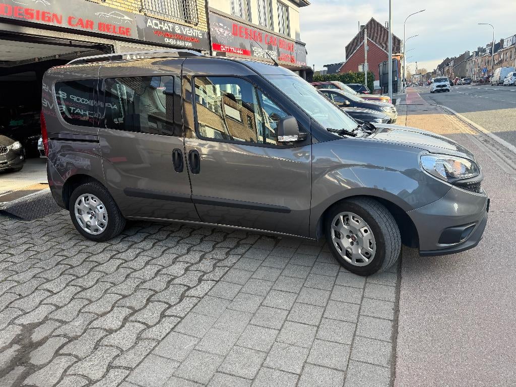 Fiat Doblo 1400 benzine 5Place airco jaar 2017, Auto's, Bestelwagens en Lichte vracht, Parkeersensor, Euro 6, Bedrijf, Handgeschakeld