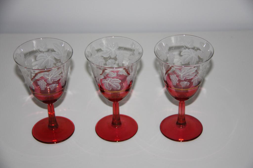 Boussu bordeaux rode wijnglazen bladmotief * 3 stuks, Antiquités & Art, Antiquités | Verre & Cristal, Envoi