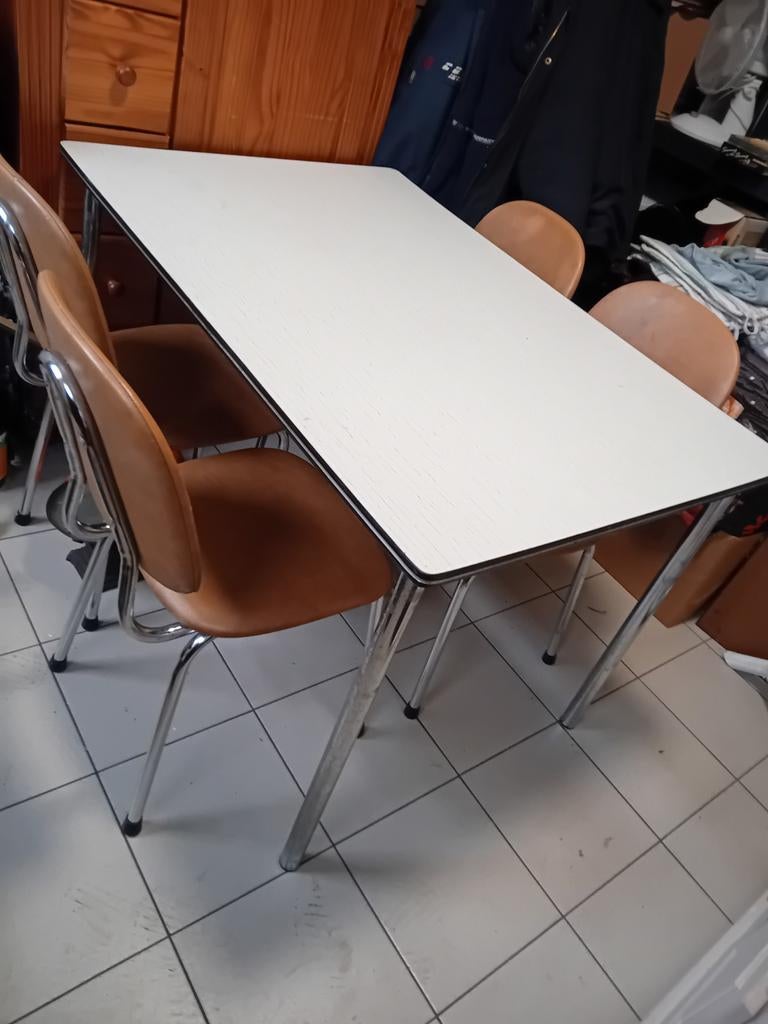 Grande Table formica, Enlèvement