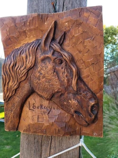 Sculpture en relief, tête de cheval signée, Enlèvement