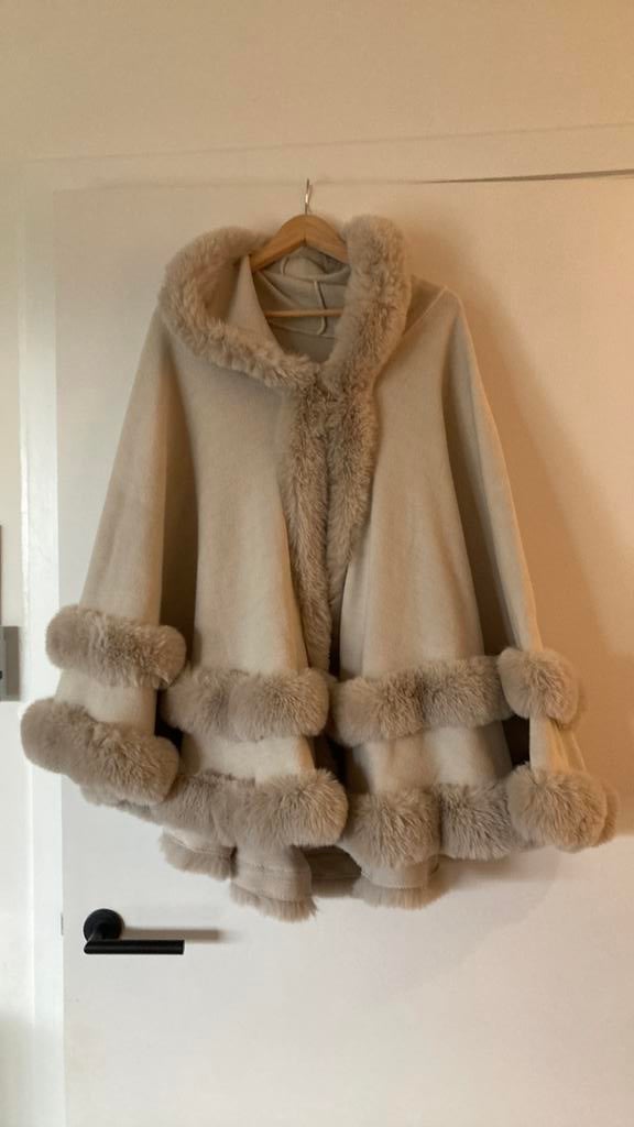 Cape écrue avec fourrure pour femme, Enlèvement, Neuf