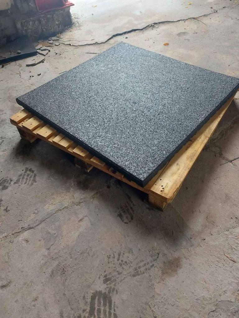 Dalles en caoutchouc pour ecurie / Box chevaux 1mx1mx4cm, Animaux & Accessoires, Neuf, Info@kriden.be, Enlèvement ou Envoi, Belgique