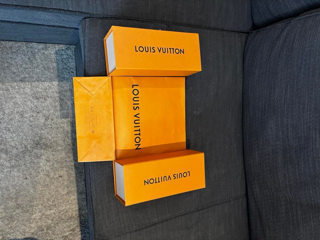 Boîtes vides de parfum + sachet Louis Vuitton, Bijoux, Sacs & Beauté, Beauté | Parfums, Enlèvement ou Envoi
