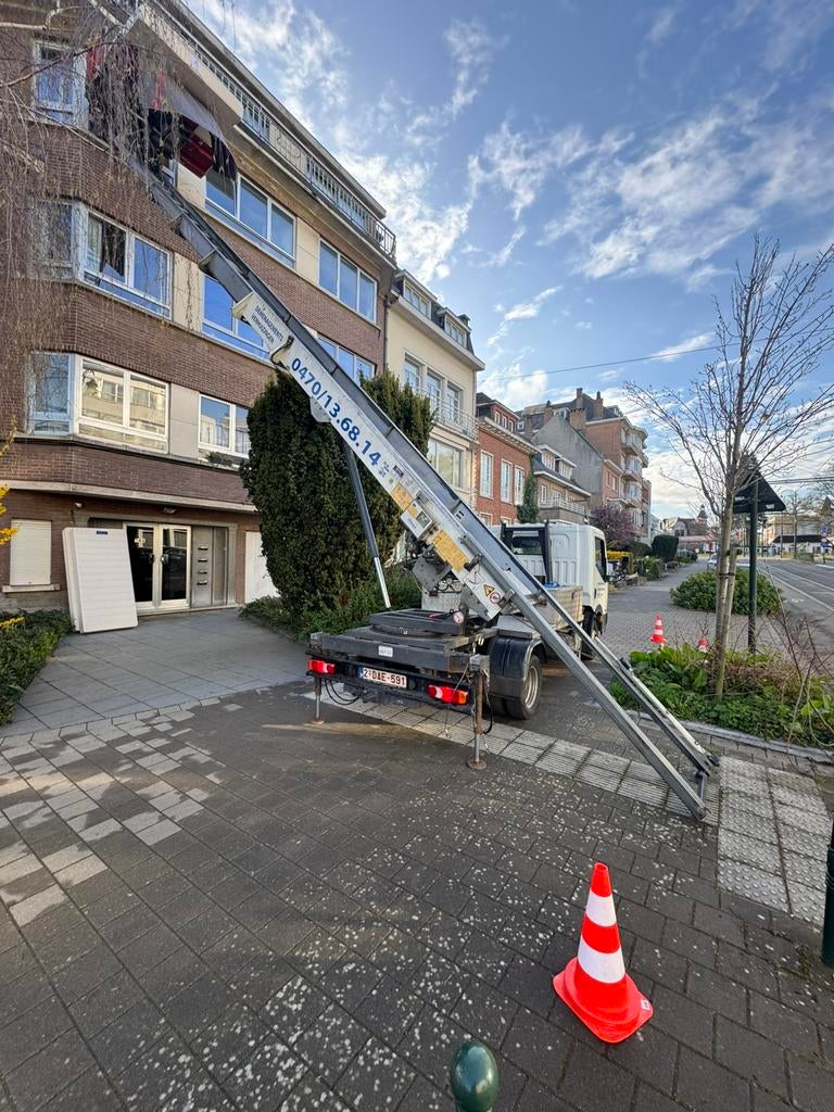 Noodlift  verhuur van lift, vrachtwagen, leeg huis