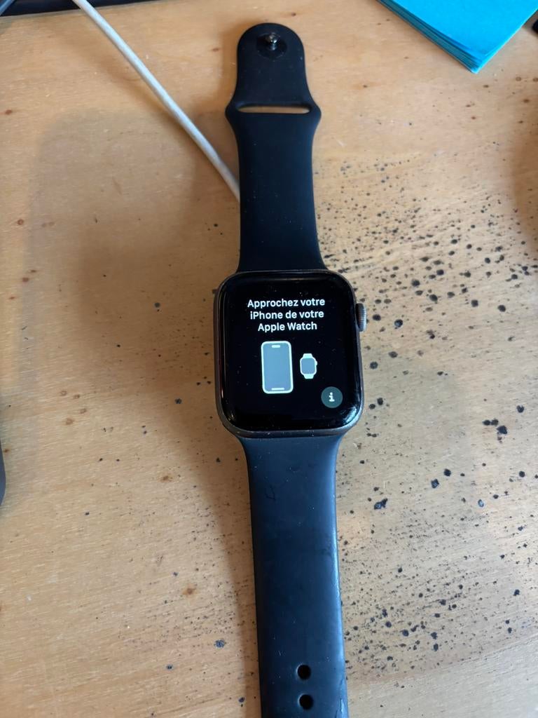 Apple Watch 4 (44mm) + chargeur secteur, Étanche, Apple Watch, Enlèvement, Utilisé