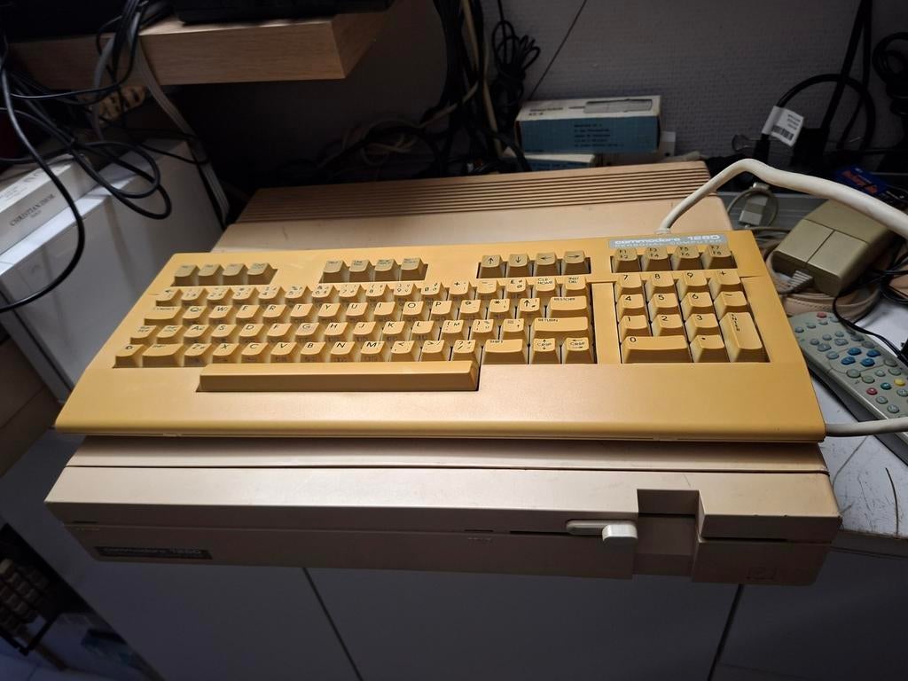 Te koop Commodore 128 d met vergeeld toetsenbord, Computers en Software, Vintage Computers, Ophalen