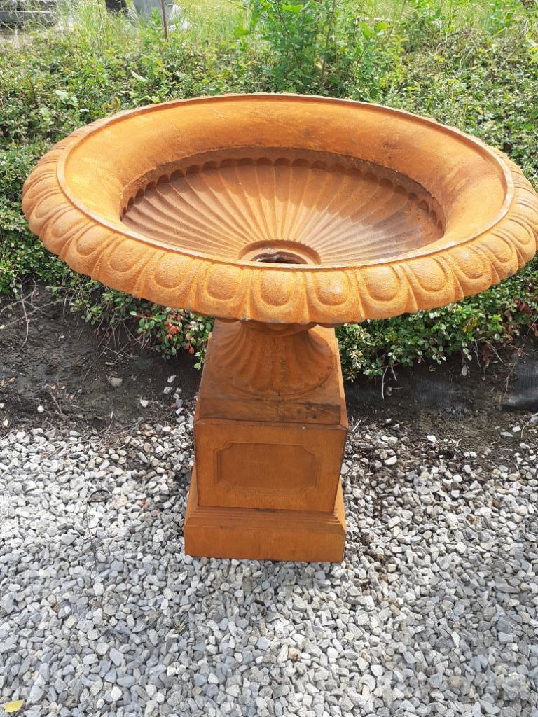 SUPERBE GRANDE VASQUE EN FONTE SUR SOCLE, Enlèvement, Comme neuf