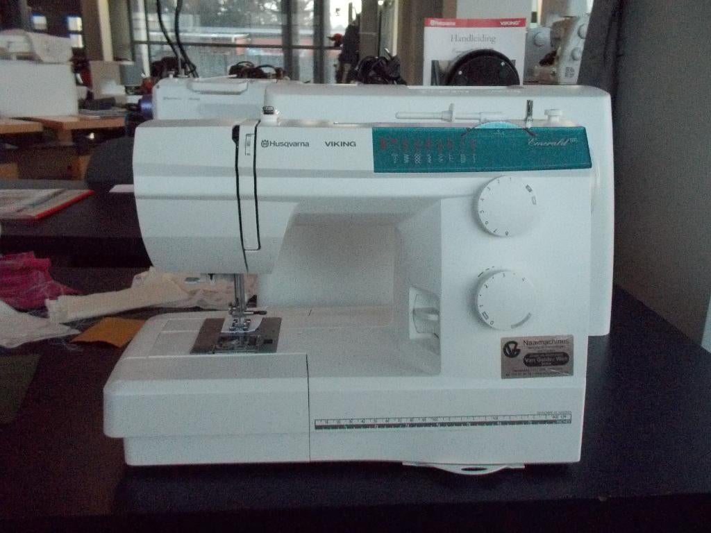 Husqvarna emerald 116, Hobby & Loisirs créatifs, Machines à coudre & Accessoires, Enlèvement, Neuf, Machine à coudre, Husqvarna