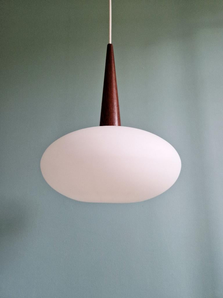 Ophanging van teakhout en opaline, Louis Kalff, Philips,1960, Antiek en Kunst, Antiek | Verlichting, Ophalen of Verzenden