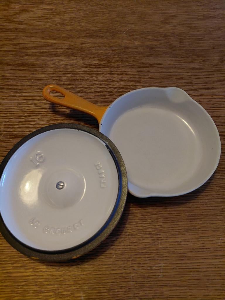 Vaste steel pan met deksel van le creuset 16 cm, Huis en Inrichting, Ophalen of Verzenden, Gebruikt, Gietijzer, Koekenpan of Braadpan