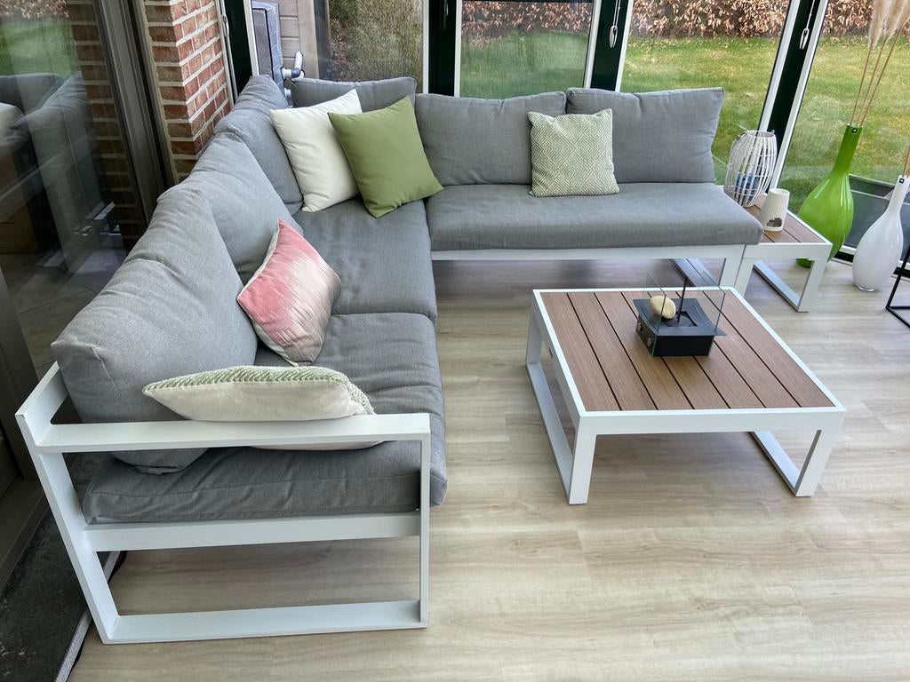 Salon de jardin de couleur blanc avec coussins gris clair, Jardin & Terrasse, Salons de jardin, Aluminium, Comme neuf, Table d'appoint