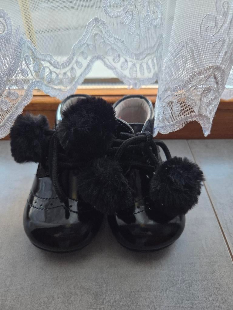 Chaussures vernies filles, Enlèvement