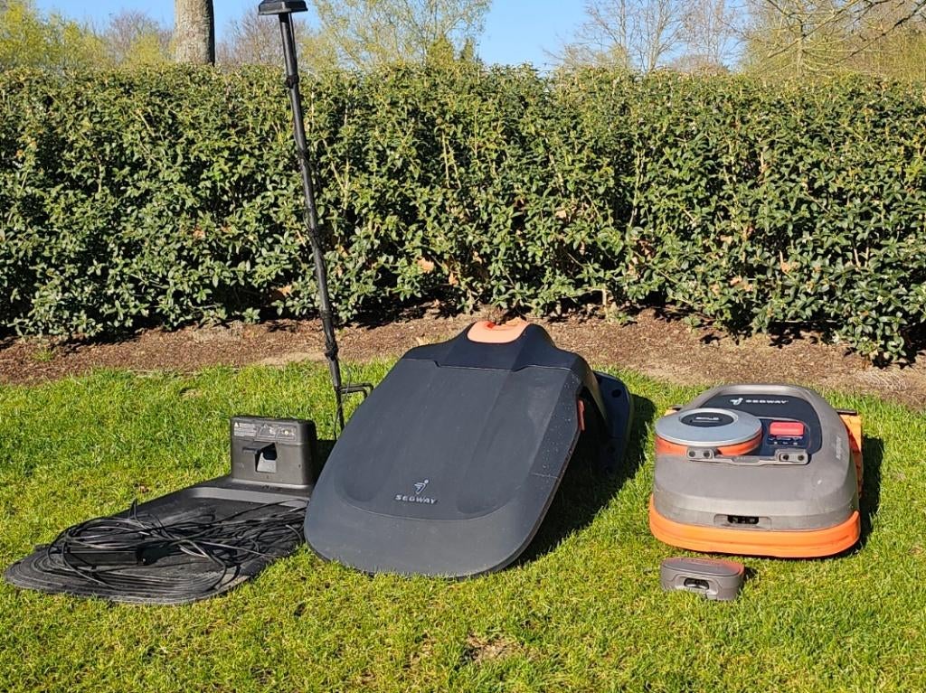 robotmaaier, Tuin en Terras, Robotmaaiers, Zo goed als nieuw, 20 tot 25 cm, Met regensensor, Bestuurbaar via app, Ophalen