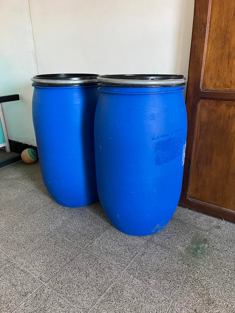 Blauwe tonnen, Tuin en Terras, Ophalen, Zo goed als nieuw