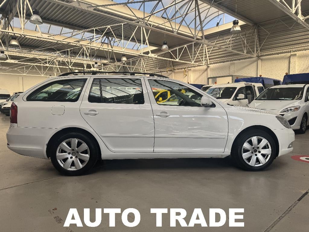 Skoda Octavia 1.6 Diesel | Airco | Sensoren | Cruise control, Voorwielaandrijving, Euro 5, Stof, Zwart