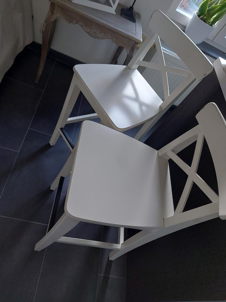 Twee barkrukken Ikea, Enlèvement