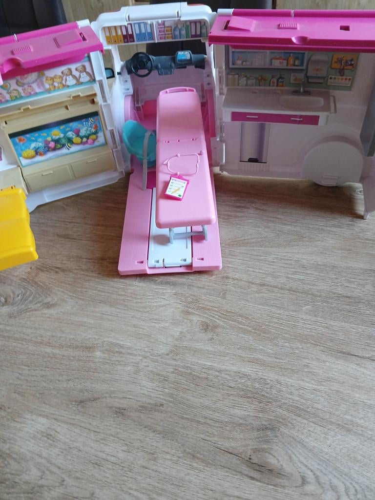 Barbie ambulance, Ophalen of Verzenden