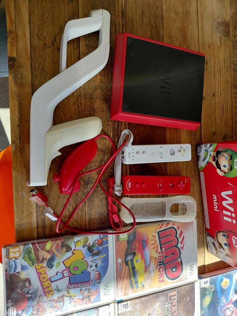 Wii Mini + games  +kabels, Games en Spelcomputers, Spelcomputers | Nintendo Wii, Ophalen, Gebruikt, Met 2 controllers, Met games
