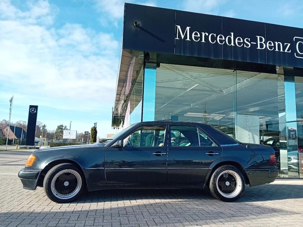 400E met 500E AMG-looks in uitstekende toestand, Auto's, Mercedes-Benz, Automaat, Lederen bekleding, 8 cilinders, Zwart