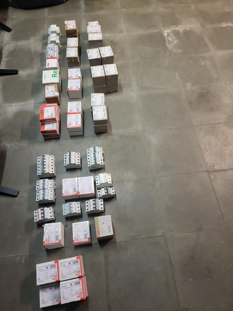 Grand lot matériel électrique ABB Hager Legrand Schneider –