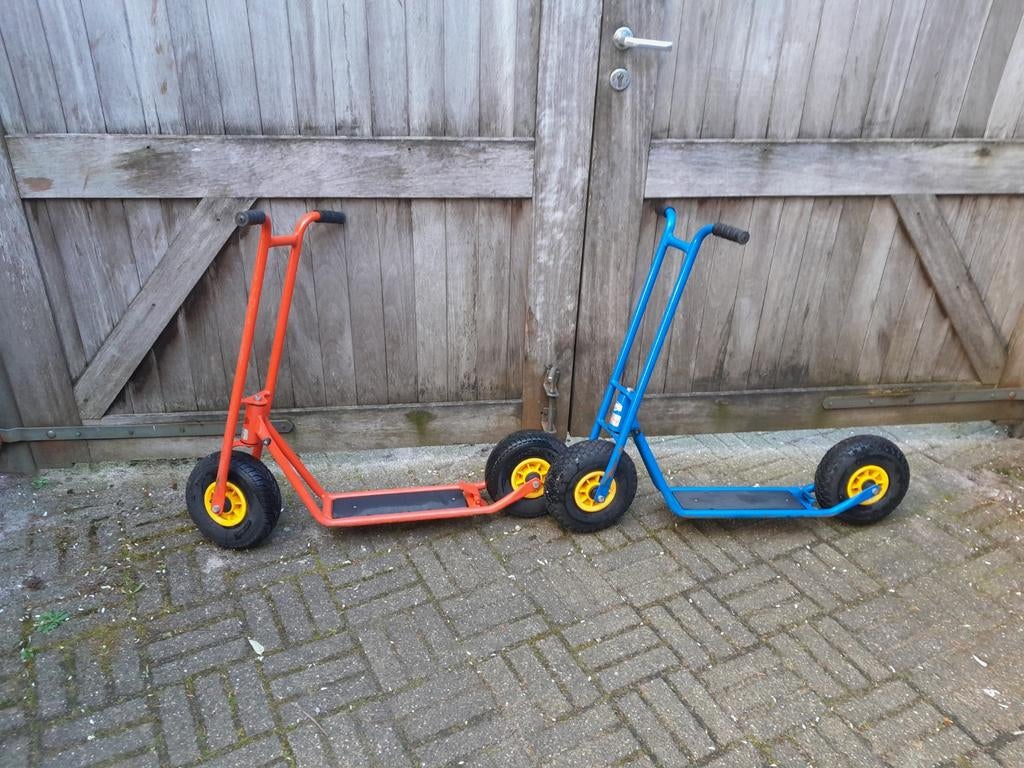 2 stevige Berg steps (rood en blauw), Fietsen en Brommers, Ophalen, Zo goed als nieuw, Gewone step, Berg