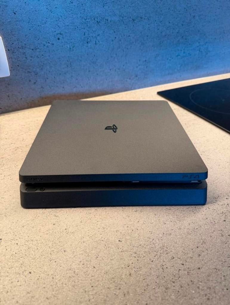 PlayStation 4 slim, Comme neuf, Enlèvement, 1 TB, Avec 2 manettes