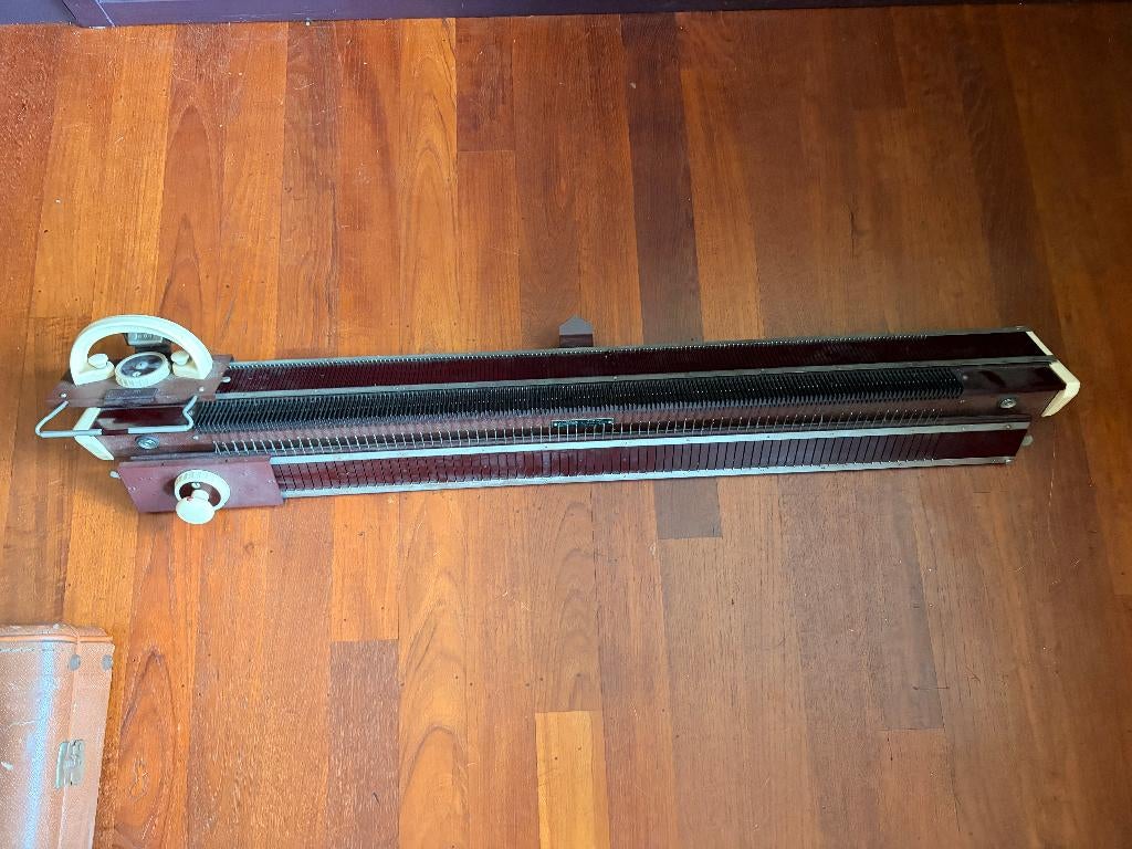 Breimachine knittax goed voor de onderdelen., Hobby en Vrije tijd, Ophalen, Gebruikt