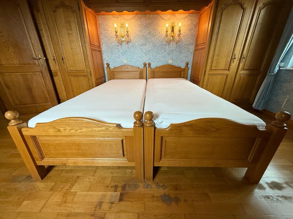 Twee unieke identieke eiken eenpersoonsbedden - buitenmaat!, Huis en Inrichting, Slaapkamer | Bedden, Ophalen, 90 cm, Eenpersoons