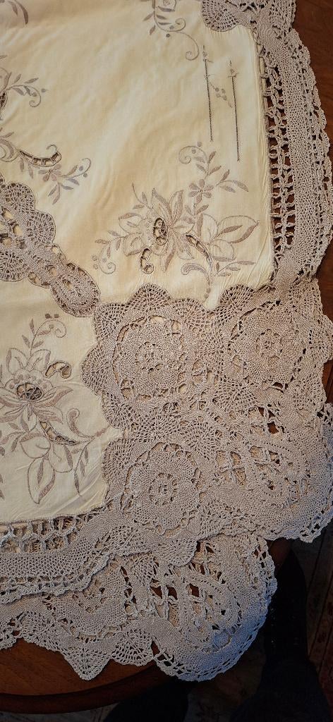 Handgeborduurd antiek tafelkleed in crème linnen, Ophalen