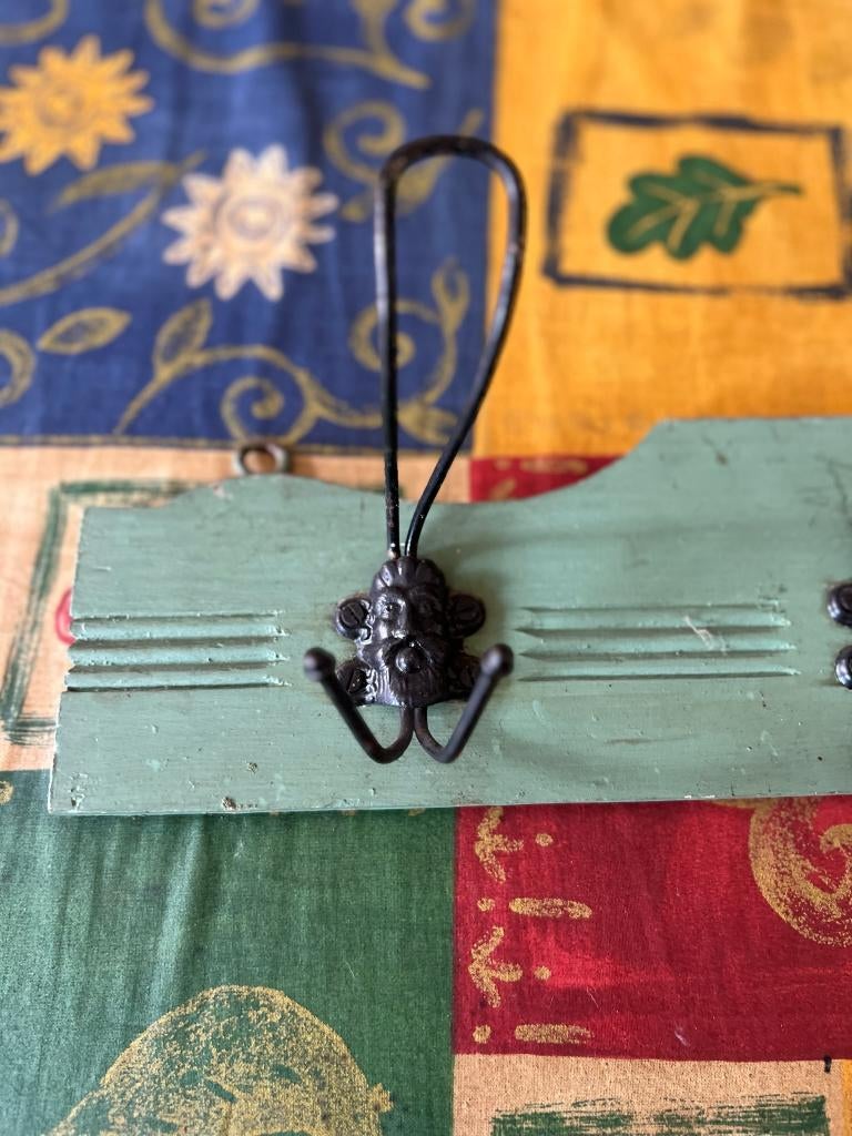 Vintage kapstok, groen met als haakjes hoofden, Huis en Inrichting, Wandkapstok, Gebruikt, Geen idee, Ophalen of Verzenden