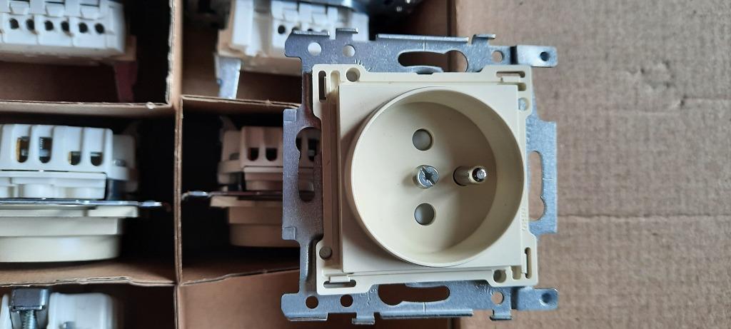 Prises Niko, Enlèvement, Neuf, Prise de courant