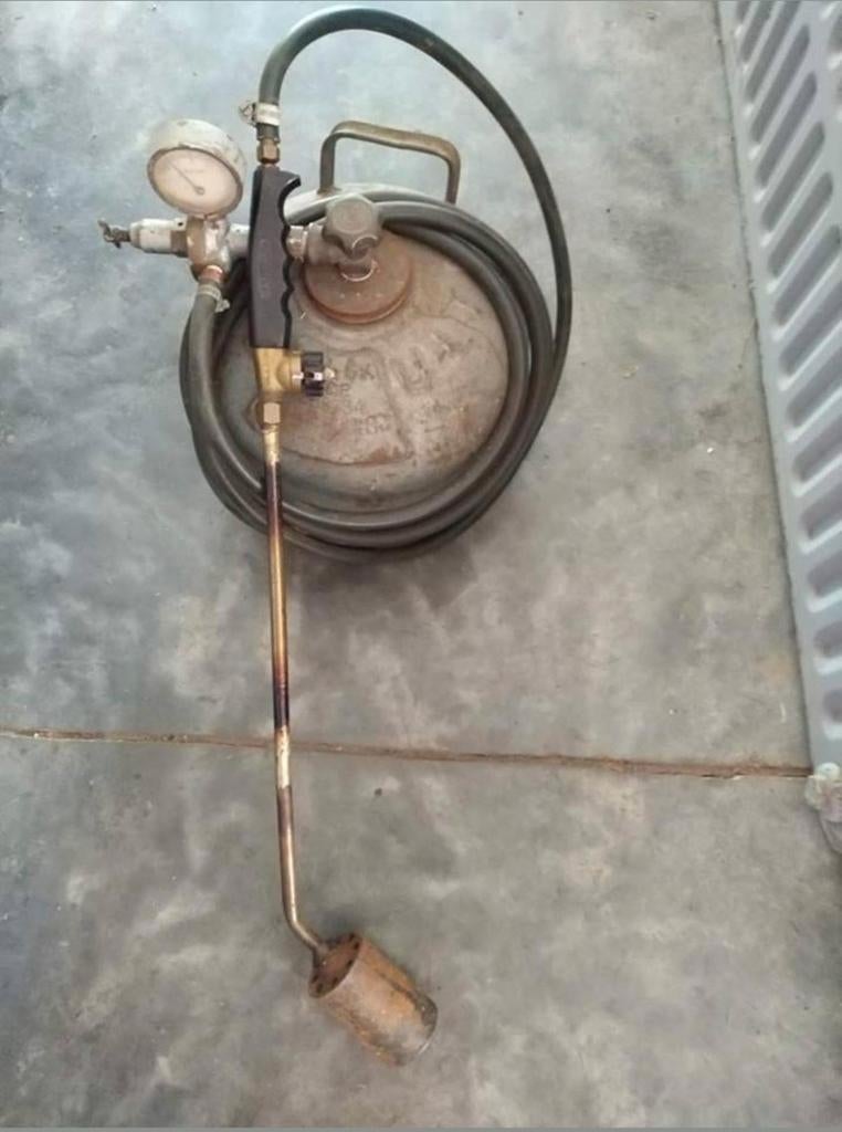 Petite bonbonne d'ardoisier zingueur pleine avec tuyau et, Enlèvement