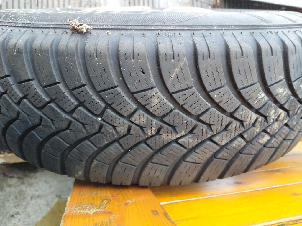 Jantes + pneus neige + écrous antivol pour hyundai Tucson, Autos : Pièces & Accessoires, 16 pouces, Pneu(s), Enlèvement, Utilisé