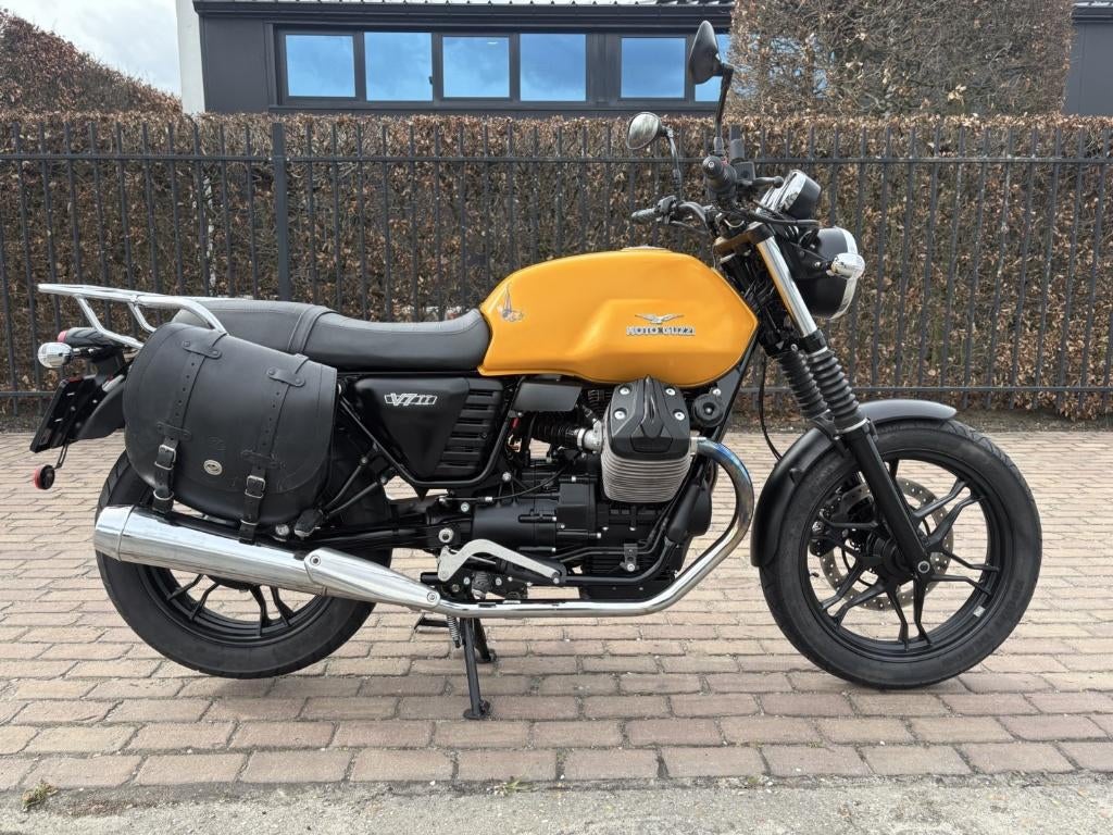 Moto Guzzi V7, 750 cc, 2 cilinders, Minimaal motorrijbewijs A2, Cardan-aandrijving
