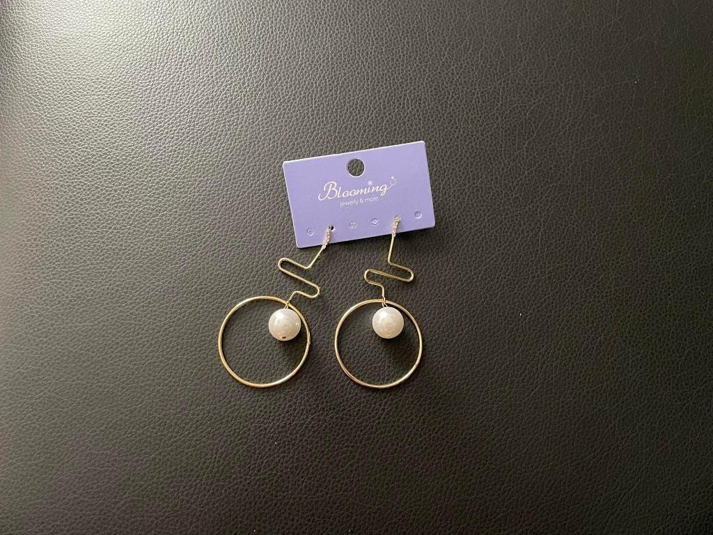 Nieuwe gouden OORBELLEN met parel, Handtassen en Accessoires, Oorbellen, Ophalen of Verzenden, Nieuw, Goud, Hangers