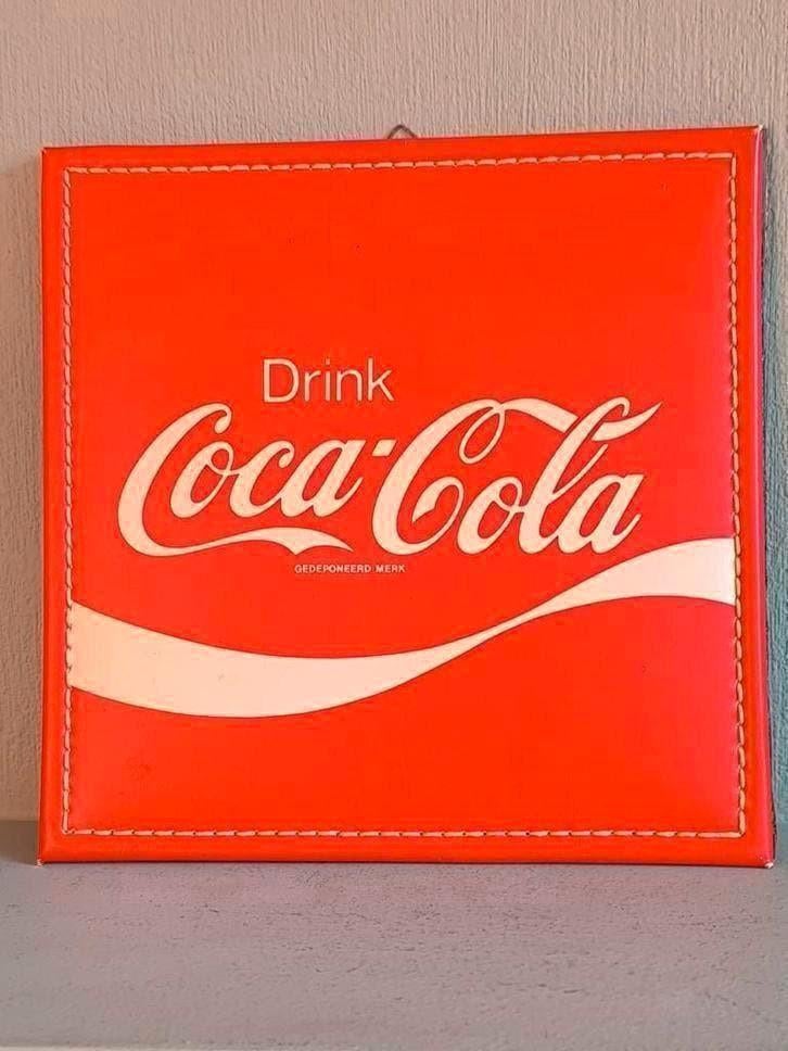 Reclamebord in kunstleer, Coca Cola, Verzamelen, Ophalen of Verzenden, Reclamebord