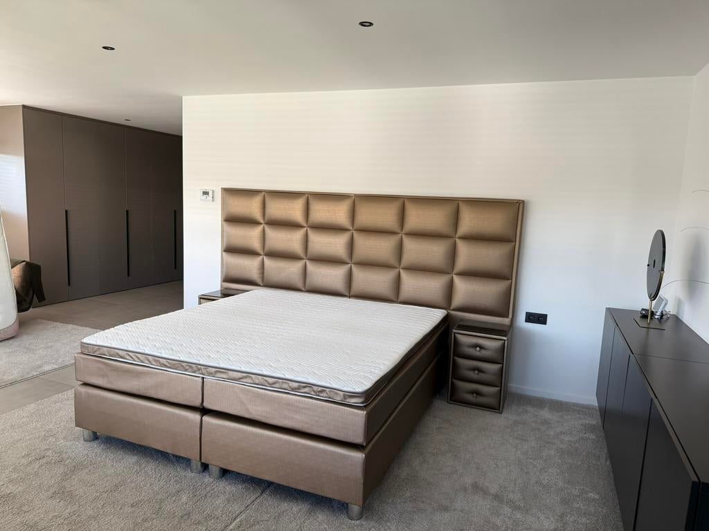 Boxspring bed 180 x 200 cm + 2 nachtkasten en matras, Comme neuf, Enlèvement, 180 cm, 200 cm