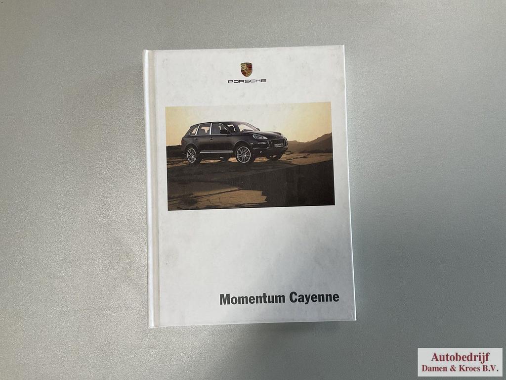 Porsche Cayenne 2006 1e editie boek in Duits Momentum Cayenn, Auto diversen, Handleidingen en Instructieboekjes, Ophalen of Verzenden