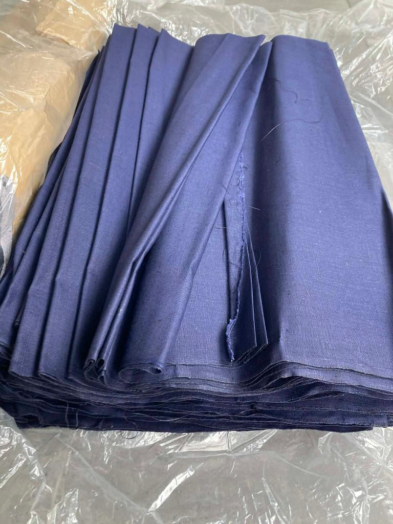 Baal blauwe stof (oorspronkelijk voor uniformrokken), Hobby & Loisirs créatifs, Tissus & Chiffons, 200 cm ou plus, Comme neuf