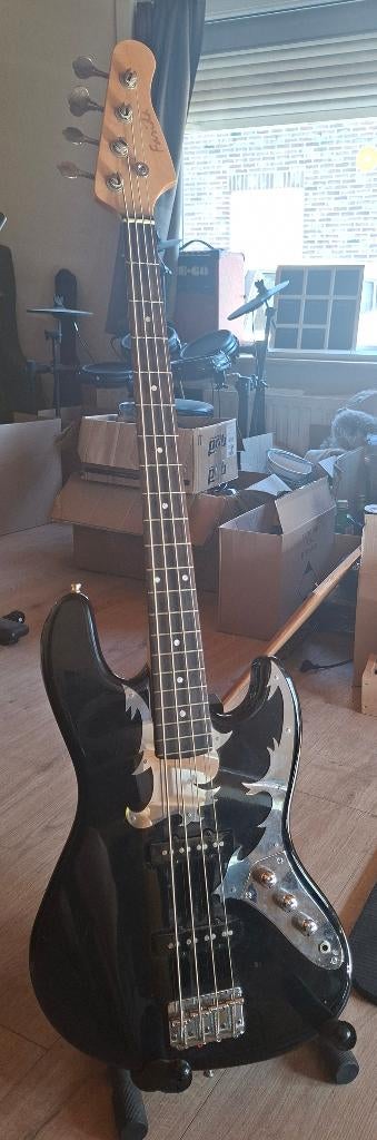 Basgitaar Farida met custom slagplaat, Muziek en Instrumenten, Ophalen, Zo goed als nieuw, Elektrisch