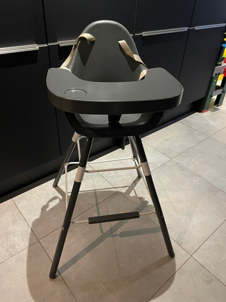 Grijze Childhome kinderstoel Evolu met hoge poten + eetblad, Kinderen en Baby's, Kinderstoelen, Ophalen, Zo goed als nieuw, Meegroeistoel